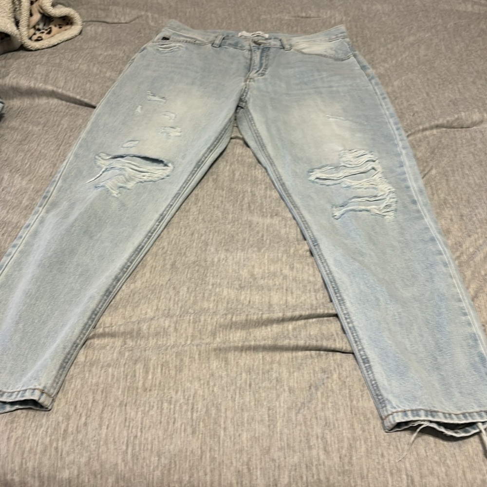 KanCan jean’s high rise light wash distressed boyfriend 28 EUC